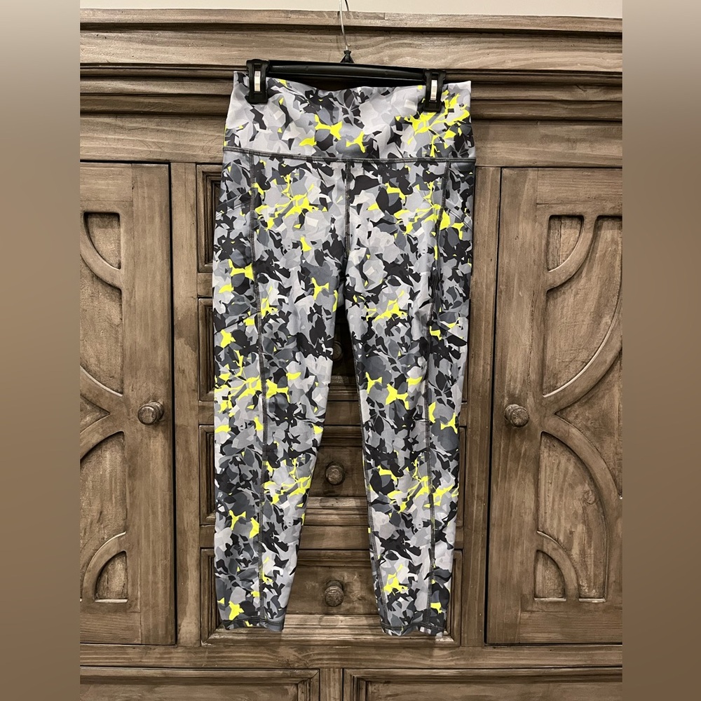 NWOT Women’s ECHELON Gray/Neon Yellow 7/8 Athletic/Exercise Leggings (XL)